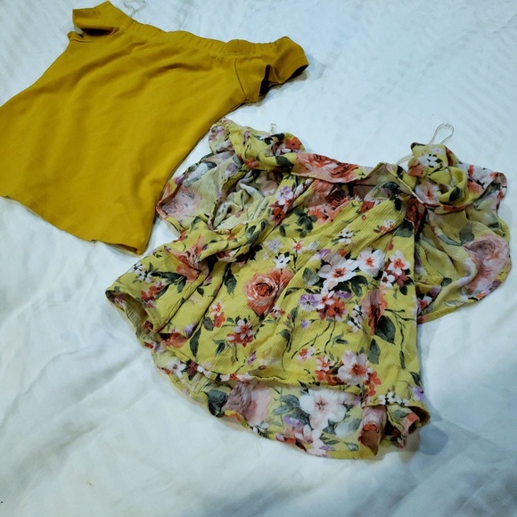 Two gorgeous feminine, yet sexy Women's shirts! - Picture 4 of 8